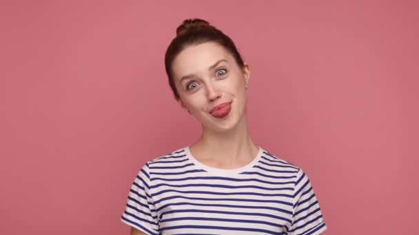 Vilaine Femme Drôle Ludique Montrant Langue Caméra Amuser Plaisanter Avoir — Video