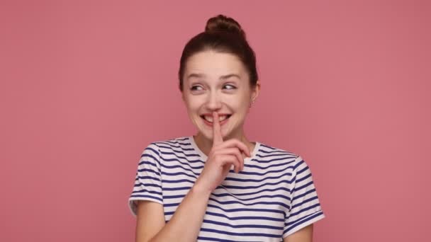 Shh Het Een Groot Geheim Mooie Slimme Vrouw Glimlachend Met — Stockvideo