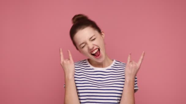 Yeah Wonderful Overjoyed Woman Showing Rock Roll Hand Sign Screaming — Stock Video