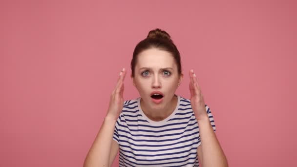 Mulher Assustada Chocada Com Expressão Facial Espantada Olhando Para Câmera — Vídeo de Stock