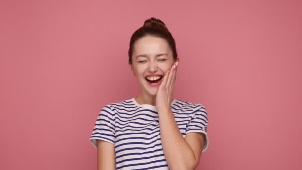 Una Broma Graciosa Retrato Alegre Chica Optimista Divertida Riendo Voz — Vídeos de Stock
