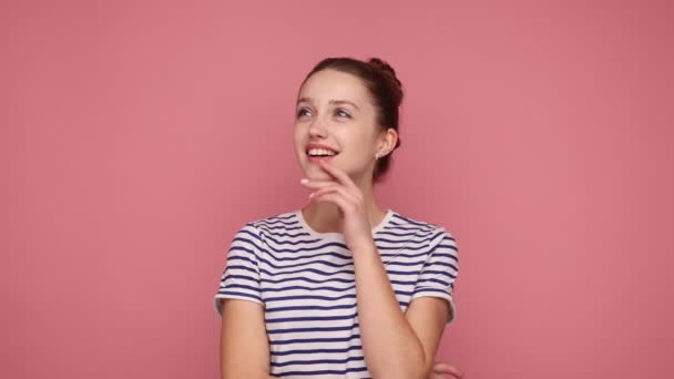 Bedårande Drömmande Ung Vuxen Kvinna Som Står Tittar Sidan Medan — Stockvideo