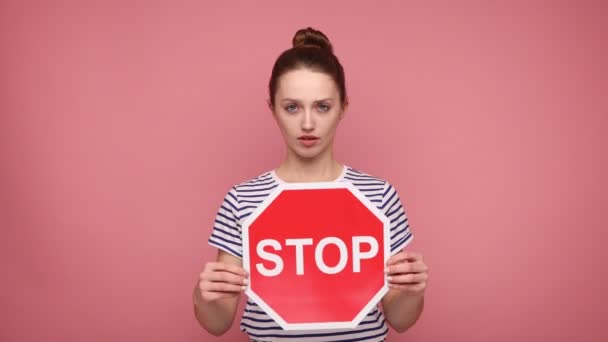 Wanita Yang Serius Berkonsentrasi Menunjukkan Sikap Berhenti Dengan Tangan Memegang — Stok Video