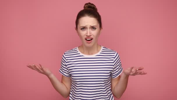 Öfkeli Bir Kadın Öfkeyle Elini Kaldırıyor Neden Istiyorsun Diye Bağırıyor — Stok video