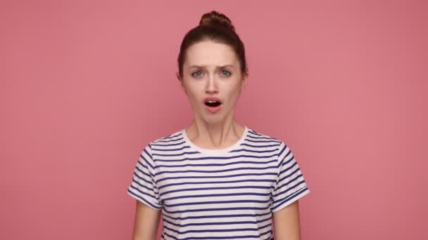 Tidak Ingin Melihat Portrait Woman Keeping Hand Eyes Grimacing Disgust — Stok Video