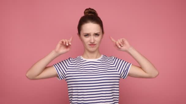 Retrato Hermosa Mujer Nerviosa Pie Poniendo Dedo Las Orejas Quieren — Vídeos de Stock