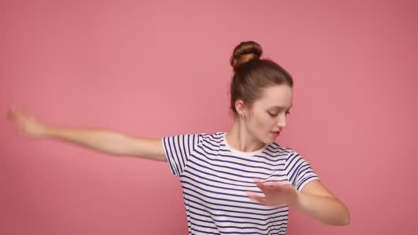 Retrato Una Mujer Que Muestra Movimiento Baile Dab Famoso Gesto — Vídeos de Stock