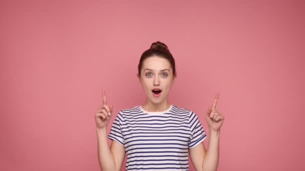 Páni Podívejte Reklamu Příjemně Překvapená Dívka Ukazuje Vzhůru Dívá Šokovanou — Stock video