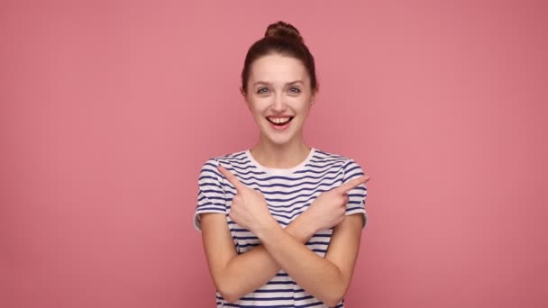 Vue Latérale Une Femme Agréablement Surprise Debout Avec Les Mains — Video