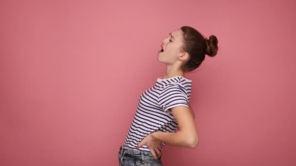 Femme Malade Anxieuse Frustrée Avec Une Coiffure Chignon Tenant Les — Video