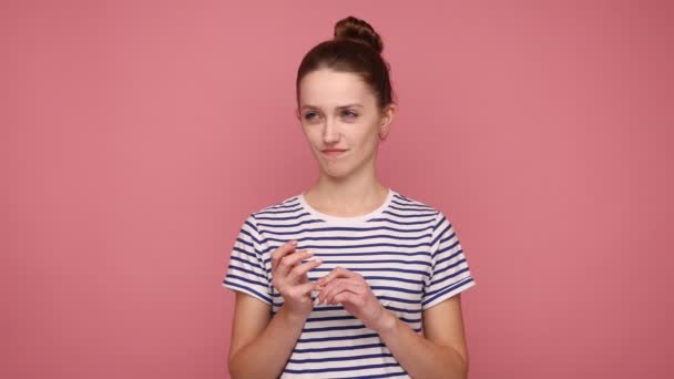 Задумчивая Красивая Женщина Булочкой Волос Сгибающимися Пальцами Подсчитывающая Смотрящая Созерцанием — стоковое видео