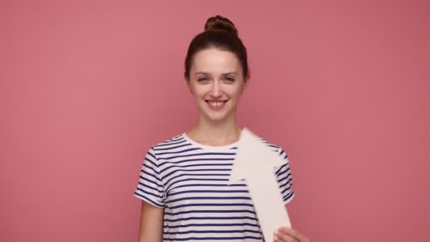 Mulher Satisfeita Com Penteado Bun Segurando Seta Apontando Para Cima — Vídeo de Stock