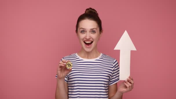 Mujer Atractiva Con Moño Pelo Que Muestra Aumento Del Crecimiento — Vídeos de Stock