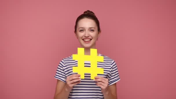 Nternet Popülerliği Elinde Hashtag Sembolü Olan Mutlu Güzel Bir Kadın — Stok video