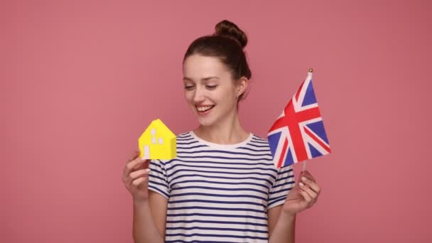 Femme Extrêmement Heureuse Tenant Drapeau Britannique Une Maison Papier Rêvant — Video