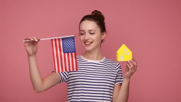 Ικανοποιημένη Γυναίκα Αμερικανική Σημαία Και Χάρτινο Σπίτι Ονειρεύεται Αγοράσει Κατάλυμα — Αρχείο Βίντεο
