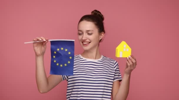 Mujer Encantada Sosteniendo Bandera Casa Papel Soñando Con Comprar Alojamiento — Vídeo de stock