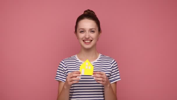 Mulher Atraente Positivo Com Penteado Bun Segurando Casa Papel Com — Vídeo de Stock