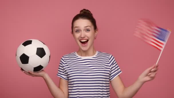 Extreem Gelukkige Vrouw Handen Vlag Van Voetbal Ondersteuning Van Favoriete — Stockvideo