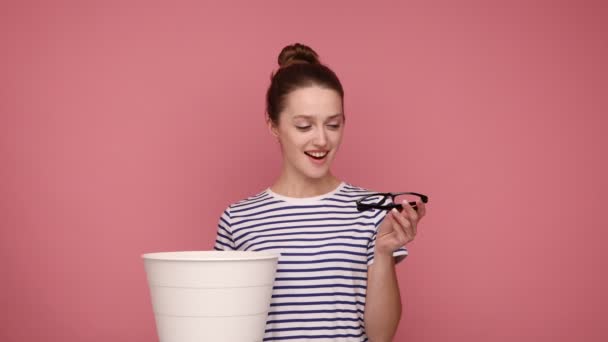 Positieve Mooie Vrouw Met Knot Kapsel Verbeteren Van Haar Gezichtsvermogen — Stockvideo