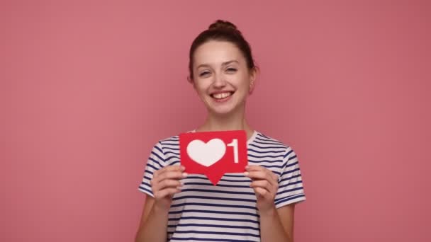 Neşeli Blogcu Kadın Kameraya Gülümseyerek Bakıyor Sosyal Medyayı Simge Gibi — Stok video