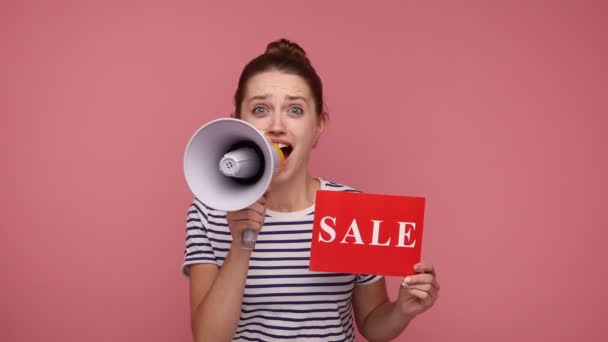 Excited Woman Bun Hairstyle Screaming Megaphone Showing Card Sale Inscription — Stock Video