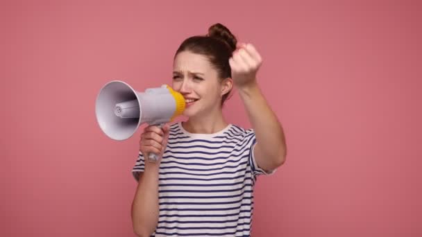 Wanita Pemarah Dengan Roti Rambut Keras Berteriak Memegang Speaker Tangan — Stok Video