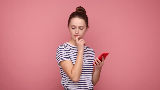 Mujer Pensativa Pie Con Teléfono Móvil Tocando Barbilla Pensando Respuesta — Vídeo de stock