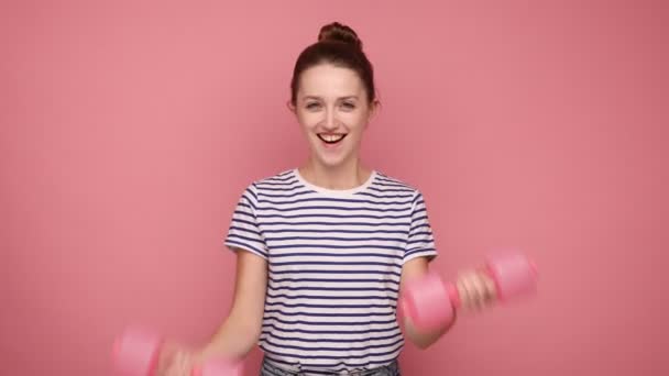 Attraktive Sportliche Frau Die Rosafarbene Hanteln Hochhält Mit Fröhlichem Gesichtsausdruck — Stockvideo