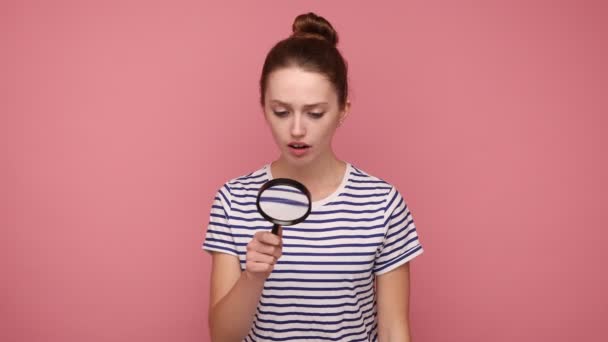 Konzentrierte Frau Schaut Durch Die Lupe Spioniert Findet Etwas Heraus — Stockvideo