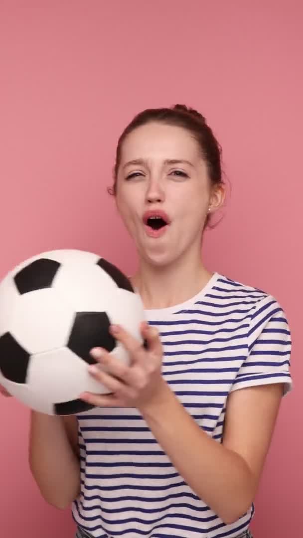 Plan Vertical Une Femme Debout Avec Ballon Football Dans Les — Video