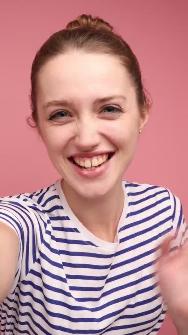 Mladá Spokojená Žena Vlasovou Houskou Která Dělá Selfie Nebo Streaming — Stock video