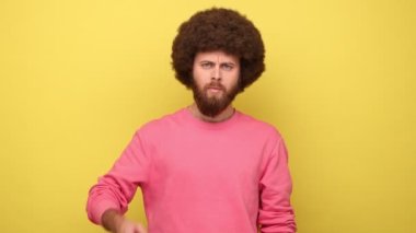 - Dikkatli ol. Söylemiştim sana. Afro saçlı sakallı bir adam. Tavsiye verici bir jest yapıyor. Hatasını azarlıyor ve pembe kazak giyiyor. Sarı arka planda kapalı stüdyo çekimleri.