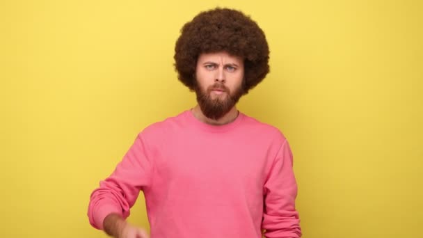 Var Försiktig Jag Det Bearded Man Med Afro Frisyr Stående — Stockvideo