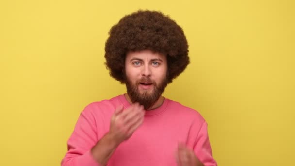 Hombre Barbudo Feliz Con Peinado Afro Mirando Cámara Enviando Beso — Vídeos de Stock