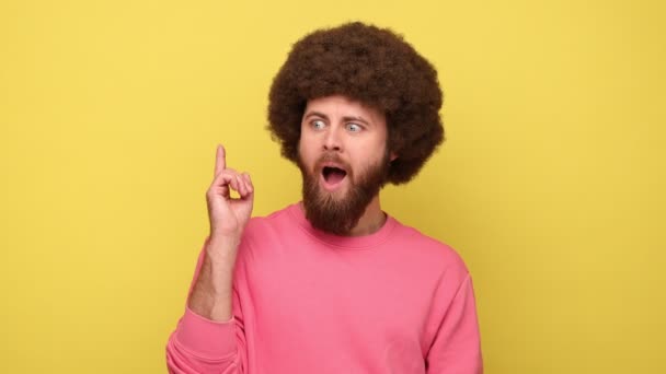 Homem Barbudo Com Penteado Afro Levantando Dedo Ter Ideia Genial — Vídeo de Stock