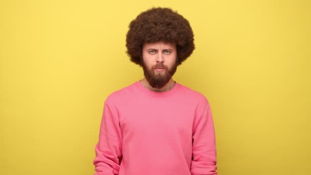 Ernster Bärtiger Mann Mit Afro Frisur Der Stoppgeste Zeigt Rote — Stockvideo