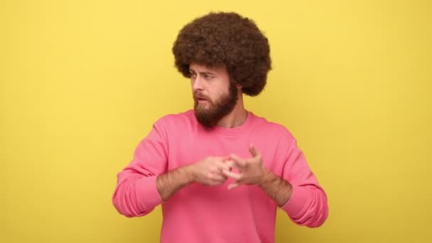 Baard Man Met Afro Kapsel Staan Yoga Pose Proberen Ontspannen — Stockvideo