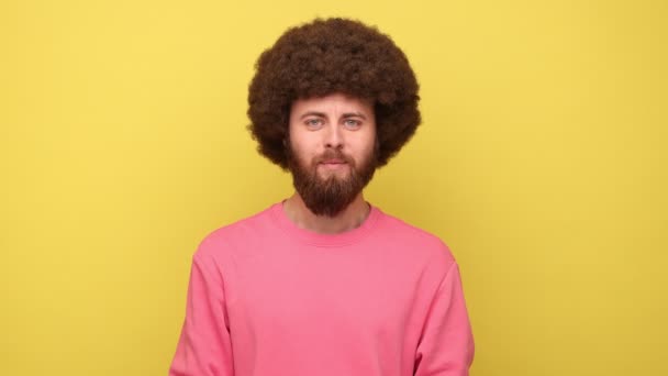 Hombre Feliz Barbudo Con Peinado Afro Mostrando Signo Gesto Victoria — Vídeo de stock