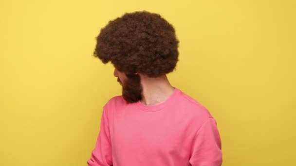 Homme Barbu Avec Une Coiffure Afro Avec Une Expression Surprise — Video