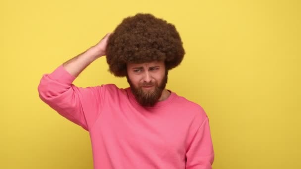 Bărbat Barbă Coafură Afro Zgâriindu Capul Arătând Degetul Mijlociu Camerei — Videoclip de stoc