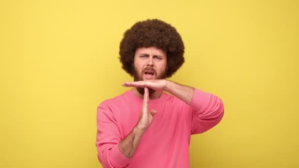 Preciso Mais Tempo Homem Barbudo Com Penteado Afro Mostrando Tempo — Vídeo de Stock