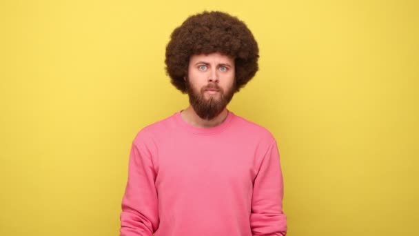 스타일의 턱걸이를 시계를 가리키며 짜증스럽고 보이는 얼굴을 남자가 분홍색 운동복을 — 비디오