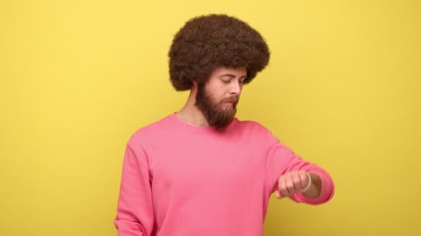 Bom Resultado Tempo Homem Barbudo Com Penteado Afro Olha Para — Vídeo de Stock