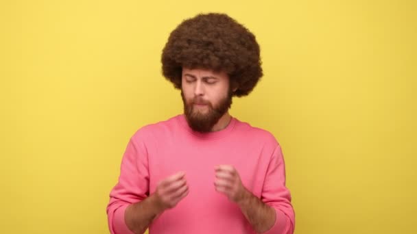 Бородатый Мужчина Прической Афро Грызущий Ногти Пальцах Испуганным Выражением Лица — стоковое видео