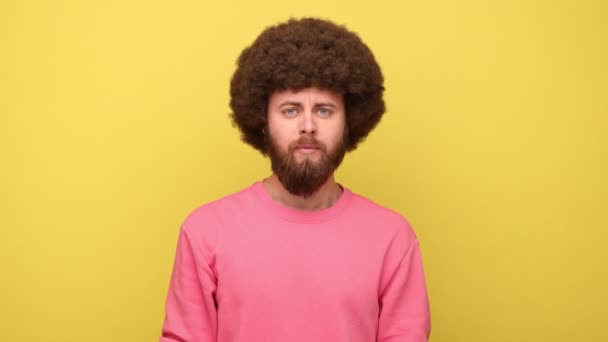 妥協はしない アフリカのヘアスタイルを持つ髭の男が手を渡り Xサイン 禁止または禁止ジェスチャーを示し 申し出を拒否し スウェットシャツを着ています 黄色の背景に隔離された屋内スタジオショット — ストック動画