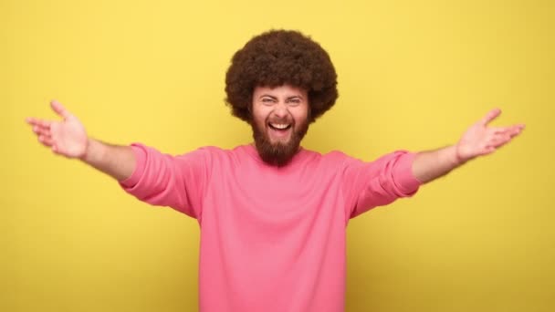 Bearded Happy Man Afro Hairstyle Stretching Hands Camera Smiling Broadly — Stock Video
