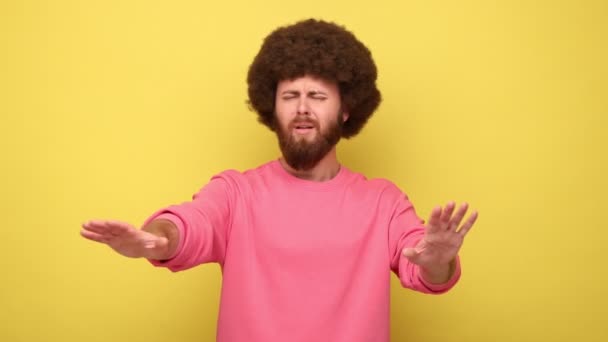 스타일의 턱수염을 남자가 앞으로 공간에서 감각을 분홍색 셔츠를 스튜디오 가노란 — 비디오