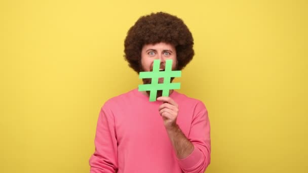 Homem Hipster Bonito Barbudo Com Penteado Afro Segurando Hashtag Verde — Vídeo de Stock