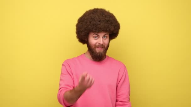 Hombre Barbudo Con Peinado Afro Haciendo Gesto Señas Invitando Fecha — Vídeos de Stock